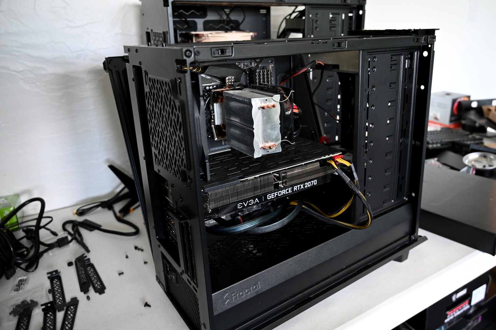 Profissional realizando assistência técnica em equipamento de informática